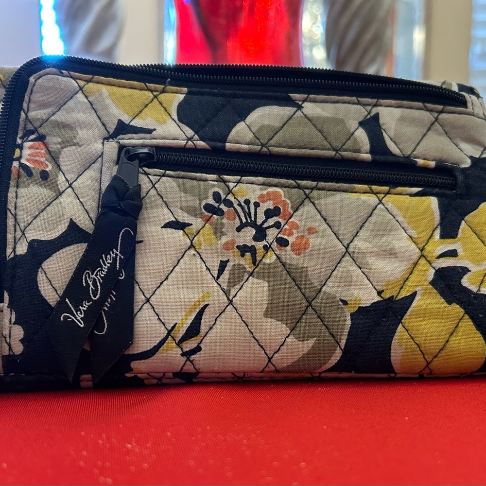 Woman’s Wallet - Picture 2 of 4